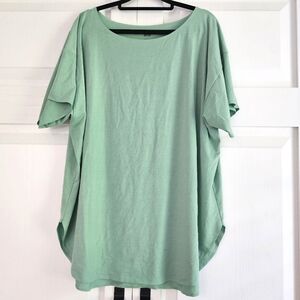Uniqlo Curved Hem Boat Neck Tee